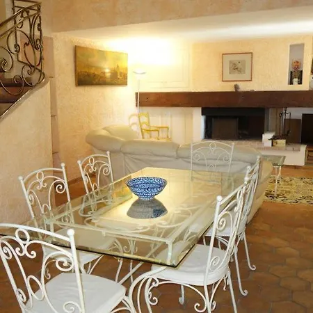 Sleeps 8 Pool Wifi Holiday home